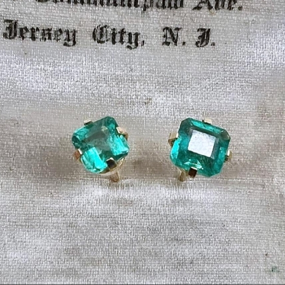 Elegant Natural Emerald Stud Earrings - Picture 4 of 11